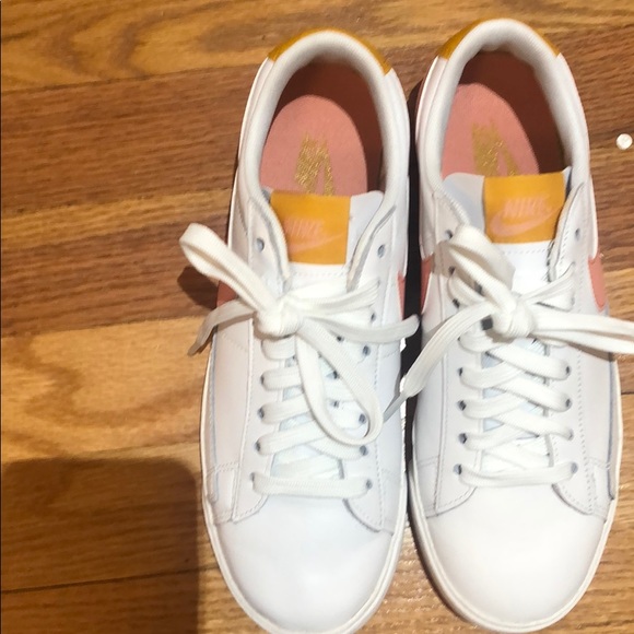 Nike shoes - Picture 2 of 3